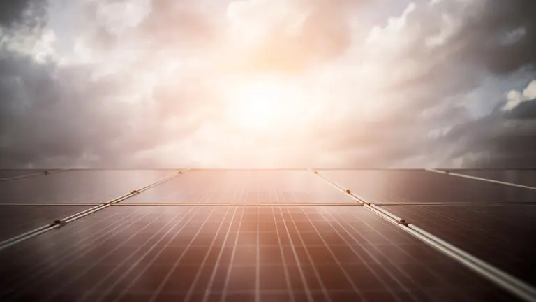 Sol lyser på solceller