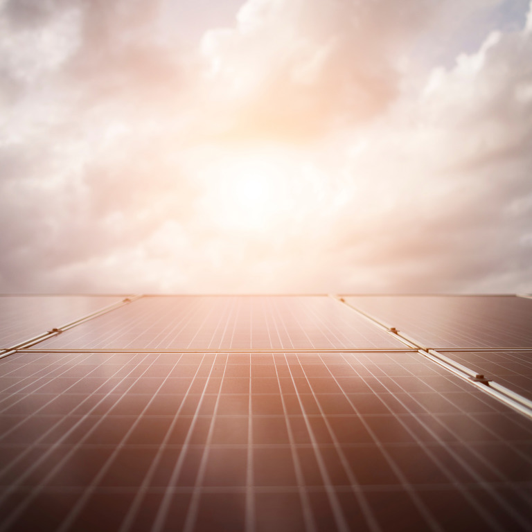 Sol lyser på solceller