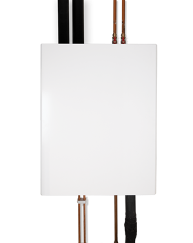 Bild på fjärrvärmecentral- Vit plåtbox med kopparrör ovan och nedanför