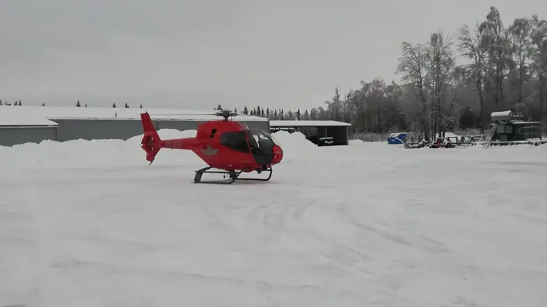 Besiktning av elnätet med helikopter (1)